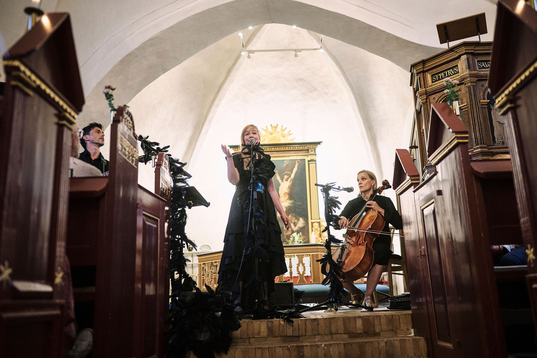 Sanger og musikere spiller en intim koncert i kirkerummet