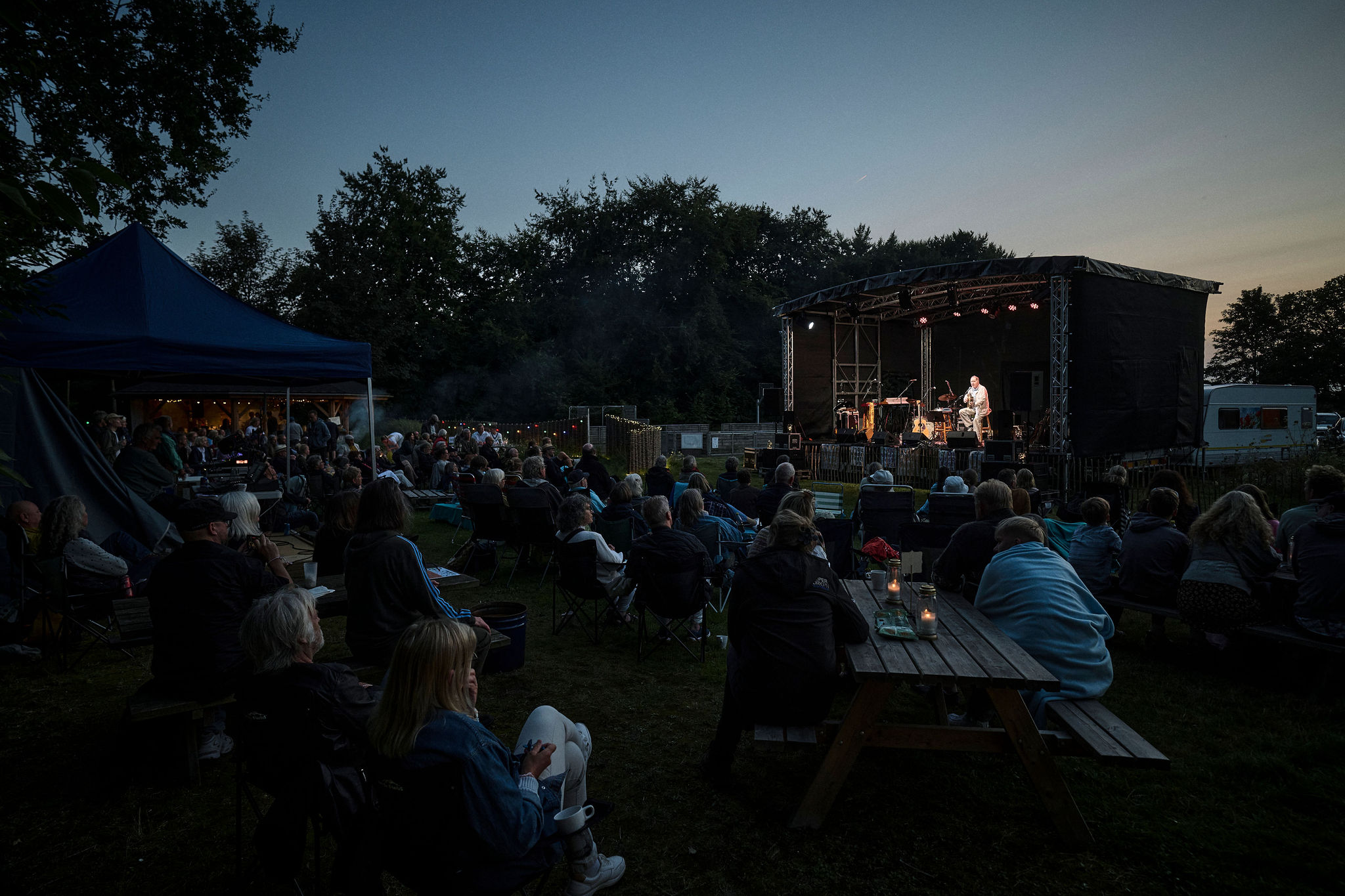Publikum samlet til aftenkoncert ved Davinde Festival 2024